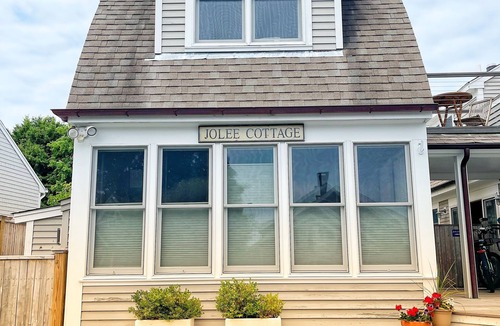 Jamestown Cottage | Shoreby Hill/Village - Jamestown Cottage, near Newport, RI and beaches
