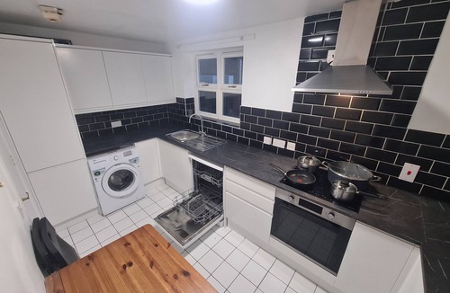 Hackney Downs Apartment | SHOREDITCH CLAPTON MODERN FLAT 3bed 2bath in zone2 with free secure Car Parking