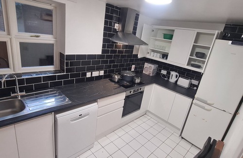 Hackney Downs Apartment | SHOREDITCH CLAPTON MODERN FLAT 3bed 2bath in zone2 with free secure Car Parking