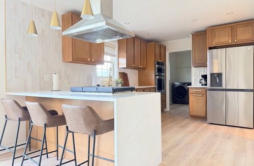 Evansville House | Shoreham Luxe - Vibrant 4BR2.5BA with Waterfront