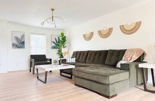 Evansville House | Shoreham Luxe - Vibrant 4BR2.5BA with Waterfront