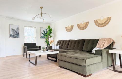 Evansville Apartment | Shoreham Luxe Vibrant 4BR 2,5BA with Waterfront