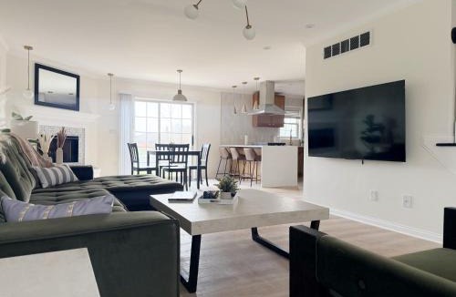 Evansville Apartment | Shoreham Luxe Vibrant 4BR 2,5BA with Waterfront