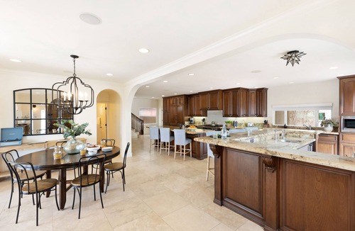 South Mission Beach House | Shoreline by AvantStay | Spectacular Beachfront Home w/FirePit, Spa & Pool Table