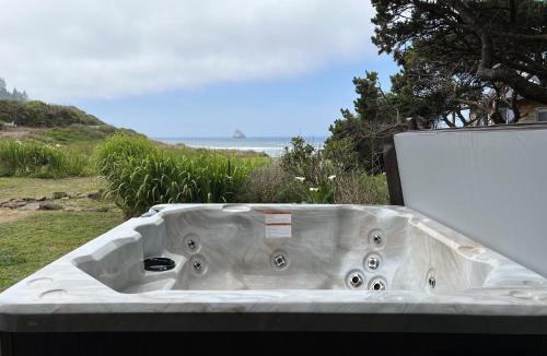 Cape Meares House | Shoreline Cottage Oceanfront Vacation Rental