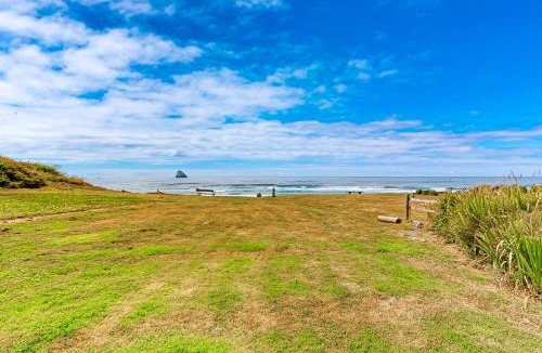 Cape Meares House | Shoreline Cottage Oceanfront Vacation Rental