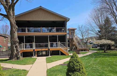 Confluence House | Shoreline Estates - Two Double Beds