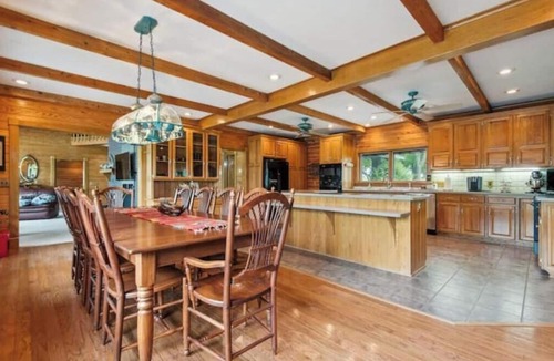 Bowring Apartment | Shoreline Lodge on Private Lake