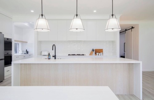 Caves Beach House | Shoreline Luxe Refined Beachside Elegance with Spa