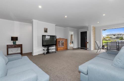 One Tree Point House | Shores Getaway - One Tree Point Holiday Home