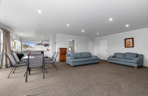 One Tree Point House | Shores Getaway - One Tree Point Holiday Home