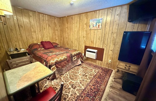 Crystal Hotel | Short Branch Motel