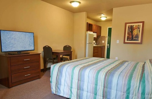 Pleasanton House | Short Drive Away from River Park! 3 Pet-friendly Suites w/ Free Parking!