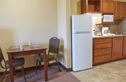 Pleasanton House | Short Drive Away from River Park! 3 Pet-friendly Suites w/ Free Parking!