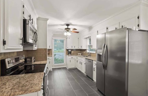 Columbia House | Short Drive To Ft. Jackson, Screened Porch, 3 TVs