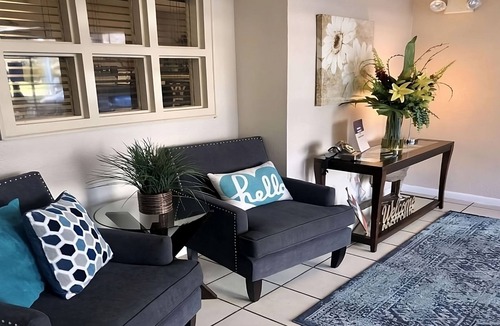 Memorial Hotel | Short drive to Houston Museum of Natural Science! Free Parking! Kitchenette!