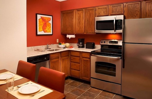 Waukegan Hotel | Short Drive to Independence Grove Forest Preserve! Free Breakfast, Outdoor Pool