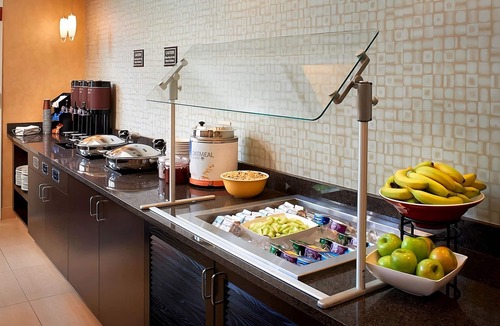 Waukegan Hotel | Short Drive to Independence Grove Forest Preserve! Free Breakfast, Outdoor Pool