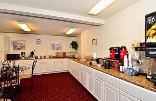 Ontario Hotel | Short Drive to Scotch Pines Golf Course! 2 Spacious Units, Pool, Pets Allowed!