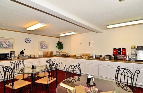 Ontario Hotel | Short Drive to Scotch Pines Golf Course! 2 Spacious Units, Pool, Pets Allowed!