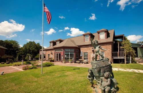 Glenhaven Condo | Short Drive to Texas A&M | Outdoor Pool + Business Center
