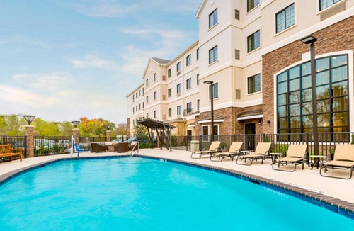 Glenhaven Condo | Short Drive to Texas A&M | Outdoor Pool + Business Center