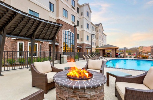 Glenhaven Condo | Short Drive to Texas A&M | Outdoor Pool + Business Center