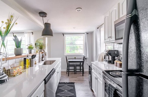 Victorian Village Apartment | Short North Convention Private Parking Pets