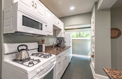 Italian Village Villa | Short North Gem | WiFi, Kitchen & Patio