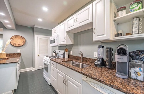 Italian Village Villa | Short North Gem | WiFi, Kitchen & Patio