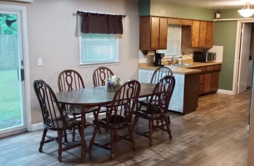 Muncie House | short walk to Ball State University Campus - Quiet Neighborhood