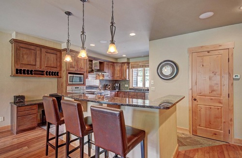 Copper Mountain Village House | Short Walk to Ski Lift & Private Hot tub. 39C
