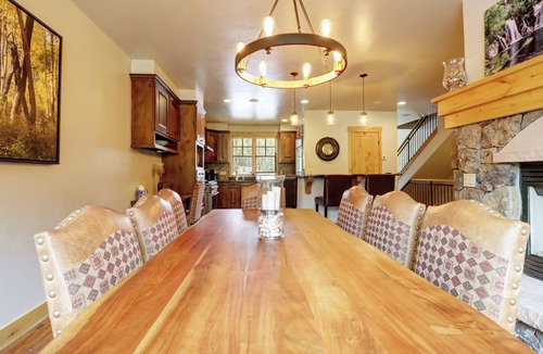 Copper Mountain Village House | Short Walk to Ski Lift & Private Hot tub. 39C
