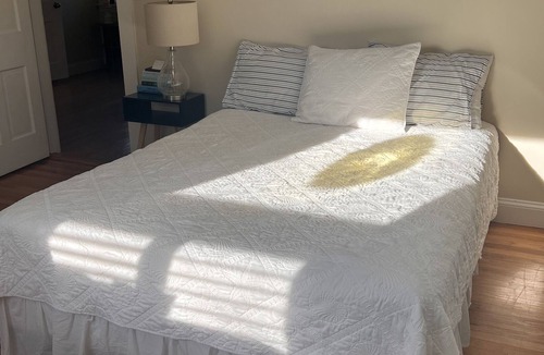 Rye House | Short walk to the beach. Sunny and bright.