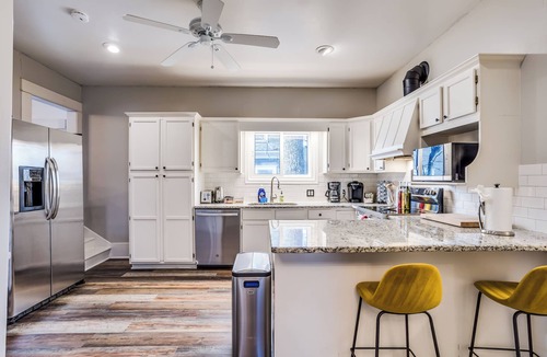College Hill House | Short Walk to Wesley Hospital - 3 Beds W/W&D!