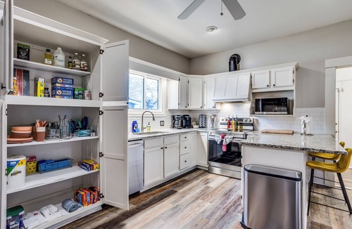 College Hill House | Short Walk to Wesley Hospital - 3 Beds W/W&D!