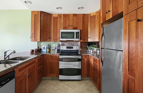 Bayview Condo | Short walktoBeach,PartialOceanView,PerfectLocation