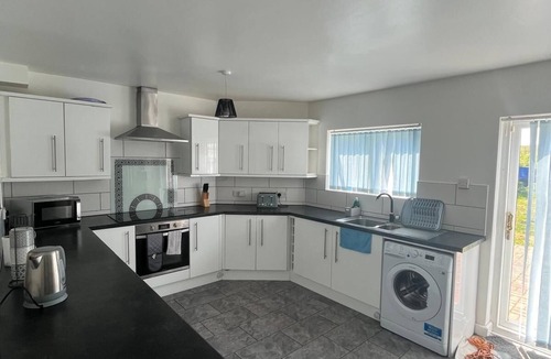 South Hornchurch House | Shortlet Express, 3 bedroom House,2 baths Dagenham