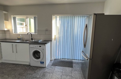 South Hornchurch House | Shortlet Express, 3 bedroom House,2 baths Dagenham