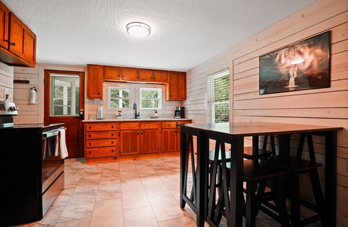 South Bloomingville Cabin | Shorty's Place | Hocking Hills, 80 Acres, Hot Tub