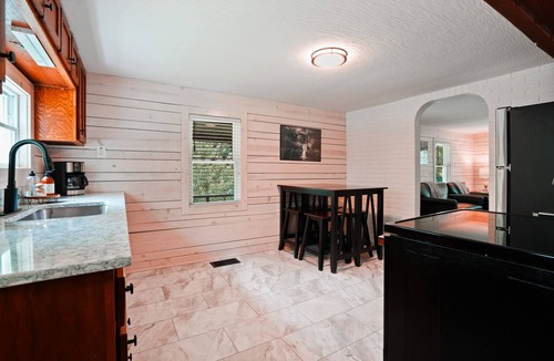 South Bloomingville Cabin | Shorty's Place | Hocking Hills, 80 Acres, Hot Tub