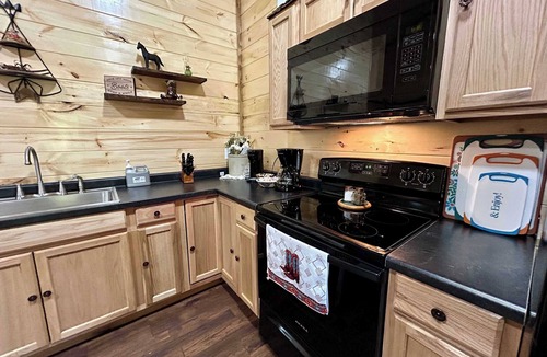 Heidelberg House | Shorty’s View| Hot Tub| Ride-In/Off-Road Access
