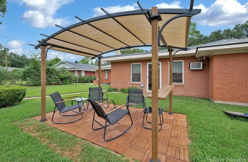 Springlake House | Shreveport Gem, Sleeps 9, Retro Comfort Stay