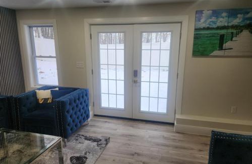 Shrewsbury House | Shrewsbury King Suite | 100in TV + Shower