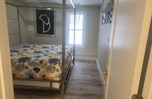 Shrewsbury House | Shrewsbury King Suite | 100in TV + Shower