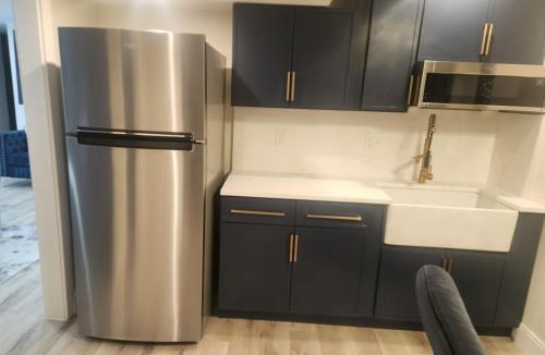 Shrewsbury House | Shrewsbury King Suite | 100in TV + Shower