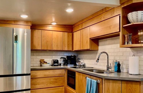 Carmichael House | Shurwin Suite 4 · Carmichael Sacramento : Peaceful Modern Cottage