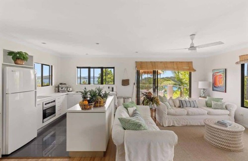 Shute Harbour House | Shutehaven Beach House with Ocean Views.
