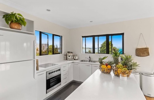 Shute Harbour House | Shutehaven Beach House with Ocean Views.