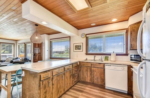 Arch Cape House | Shutterbug - 1 Block to the Beach!